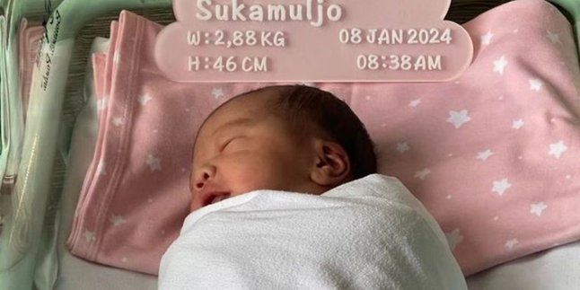 Portrait of Avery Victoria Sukamuljo, the First Child of Valencia Tanoe and Kevin Sanjaya, Said to be the 'Junior Lightning Hand'
