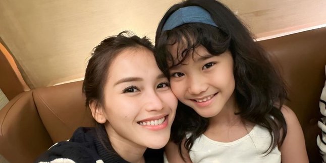 Portrait of Ayu Ting Ting and Bilqis, Mistaken for Siblings