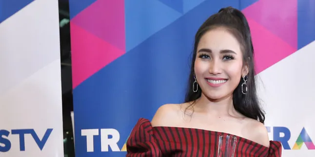 Potret Ayu Ting Ting Ketika Rayakan Ultah ke-5, Unyu Pakai Lipstik Merah Menyala Potret Ayu Ting Ting Ketika Rayakan Ultah ke-5, Unyu Pakai Lipstik Merah Menyala