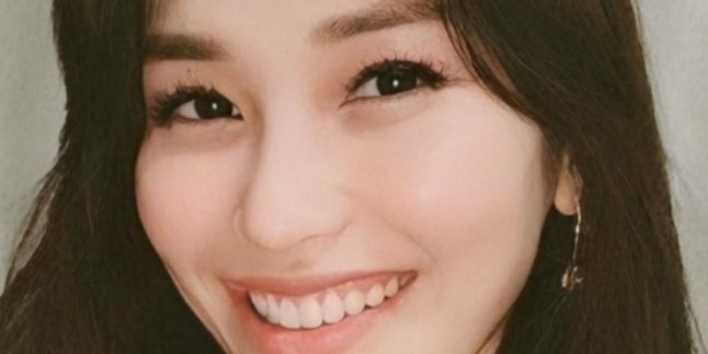 Portrait of Ayu Ting Ting Showing Latest Selfie Photo, Looking More Like a Korean Artist!