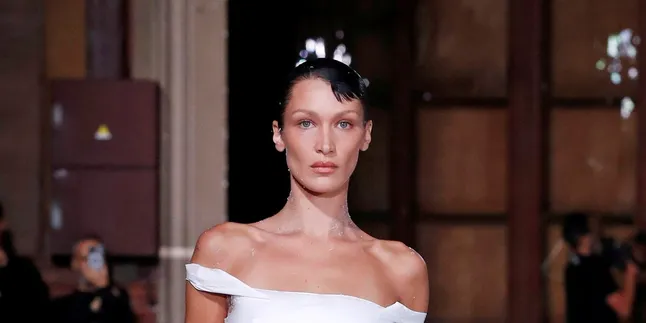Portrait of Bella Hadid Struggling Against Lyme Disease, Yolanda Hadid Faithfully Accompanies