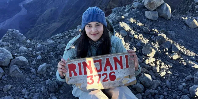 Portrait of Callista Arum and Abun Sungkar Climbing Mount Rinjani 3726 MDPL