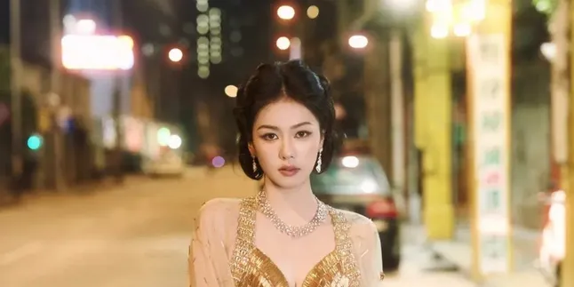 Potret Cantik Bai Lu dengan Gaun Emas di iQiyi Scream Awards 2025