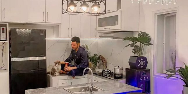 Potrait of Robby Purba's Aesthetic and Elegant Kitchen, Makes Cooking Enjoyable