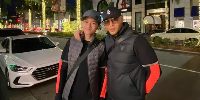 Potret Deddy Corbuzier dan Putranya Rayakan Natal di Amerika Serikat, Kompak