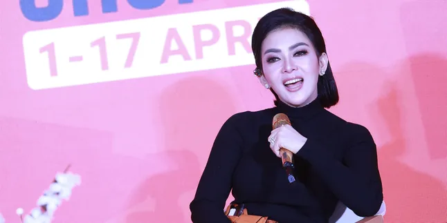 Potret Dermawannya Syahrini, Beri Uang Sejuta Kepada Fans Untuk Beli Alas Kaki Potret Dermawannya Syahrini, Beri Uang Sejuta Kepada Fans Untuk Beli Alas Kaki