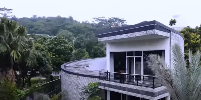 Unique Design of Dr. Boyke's House Resembling a Snail, Futuristic with a View of Gunung Pancar