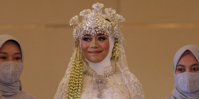 Portrait of Lesti's Detailed Makeup During the Wedding Ceremony, Her Face Looks Serene and Beautiful - Astonishing