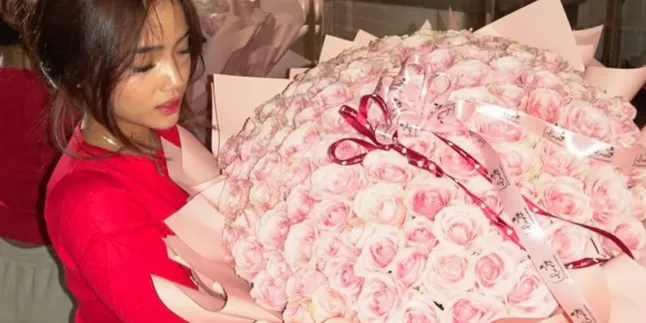 Potret Fuji An Terima Bucket Bunga Mawar Berukuran Besar, Bikin Netizen Penasaran Siapa yang Beri