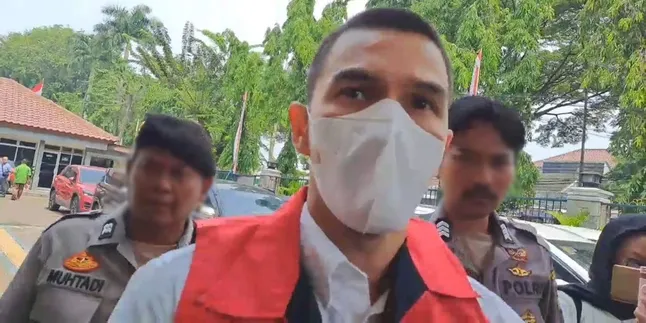 Portrait of Jonathan Frizzy Wearing a Prison Vest and Short Hair at the First Hearing