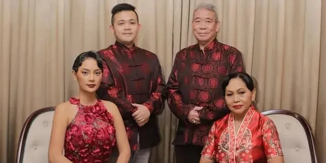 6 Photos of Erika Carlina with Her Parents, Always Being the Support System