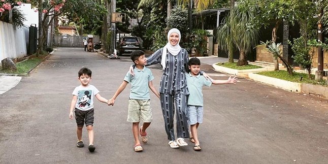 Portrait of Ratna Galih's Compactness with Her Children, Having 3 Adorable Bodyguards