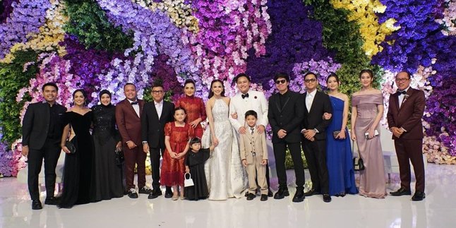 Portrait of the Hermansyah Extended Family at Mahalini and Rizky Febian's Wedding, Ameena's Adorable Behavior