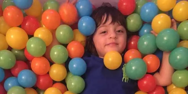 Potret Langka AbRam Khan Waktu Masih Bayi Beredar di Medsos Potret Langka AbRam Khan Waktu Masih Bayi Beredar di Medsos