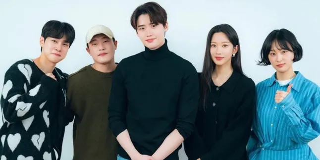 Potret Lee Jong Suk dan Moon Ga Young dalam Pembacaan Naskah Drama Korea Terbaru "Law and The City" Potret Lee Jong Suk dan Moon Ga Young dalam Pembacaan Naskah Drama Korea Terbaru "Law and The City"