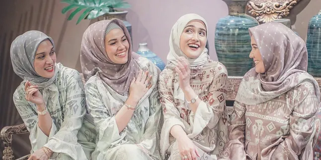 Potret Manis Shandy Aulia & Ketiga Kakaknya, Kompak Meski Beda Keyakinan Potret Manis Shandy Aulia & Ketiga Kakaknya, Kompak Meski Beda Keyakinan