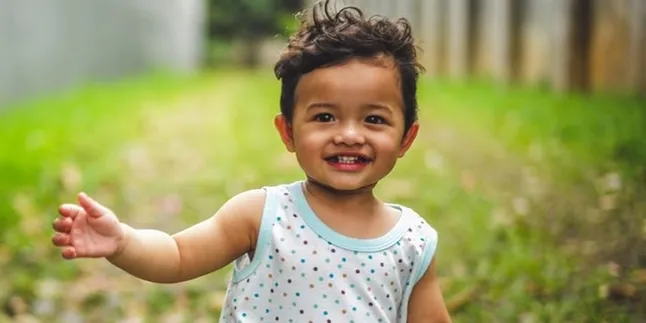 Potret Menggemaskan Arsya Hermansyah Saat Bermain di Taman Samping Rumah