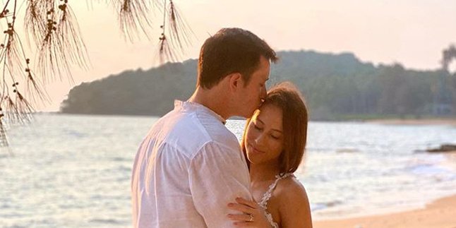 Portrait of Mike Lewis and Janisaa Pradja Romantic at Sunset on Beautiful Kamboja Beach, Prewedding?