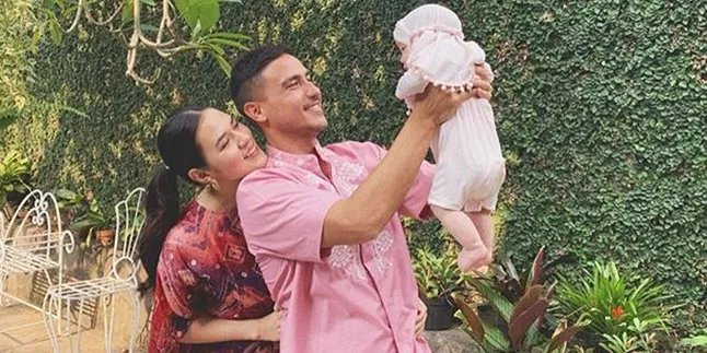 Potret Momen Lebaran Pertama Raisa dan Hamish Daud Bareng Baby Zalina Potret Momen Lebaran Pertama Raisa dan Hamish Daud Bareng Baby Zalina