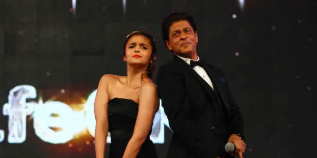 Potret Perdana SRK - Alia Bhatt di 'DEAR ZINDAGI', Hangat Manis Potret Perdana SRK - Alia Bhatt di 'DEAR ZINDAGI', Hangat Manis
