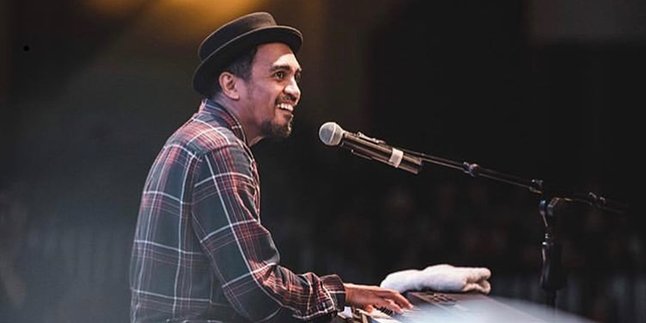 Unique Portrait of Glenn Fredly's Grave, Shaped Like a Guitar and Written with Sweet Messages