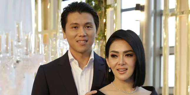 Potret Reino Barack Pakai Beskap & Kalung di Akad Nikah dengan Syahrini