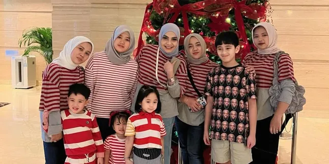 Potret Rieta Amilia Kembaran Baju dengan Pengasuh Cucunya, Kompak Kenakan Atasan Stripe