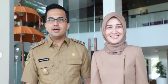 Portrait of Sahrul Gunawan Accompanied by Dine Mutiara at the Bandung Regency Prosecutor's Office Event, Wearing Matching Outfits typical of Civil Servant Couples