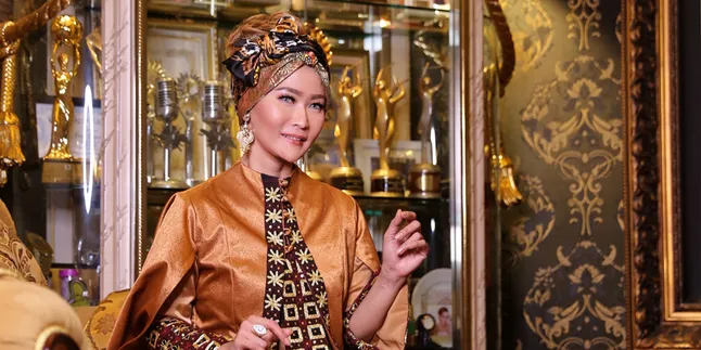 Potret Sederhana Inul Daratista, Makan Siang Lauk Tempe Goreng Sambil Duduk di Lantai Potret Sederhana Inul Daratista, Makan Siang Lauk Tempe Goreng Sambil Duduk di Lantai