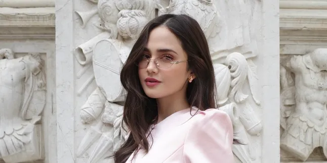 Syifa Hadju's Classy Portrait While Enjoying Venice, Her Soft Pink Outfit is Beautiful