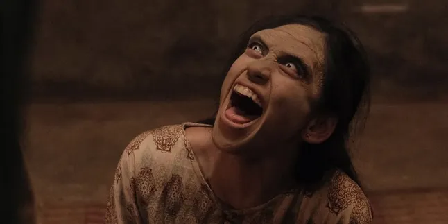 7 Portraits of Taskya Namya Bringing the Character Bude Tika to Life in the Film ALAS ROBAN, Successfully Makes It Scary