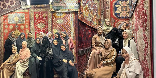 Portrait of Ummi Pipik with Other Celebrities Attending the Halaqah Cinta Assembly