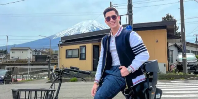 Potret Verrell Bramasta Liburan ke Jepang, Berkeliling Naik Sepeda dengan Pemandangan Gunung Fuji