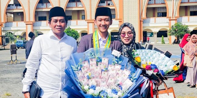 Portrait of Gus Bima's Graduation, the Son of Preacher Anwar Zahid, Flooded with Congratulations and Prayers from Netizens