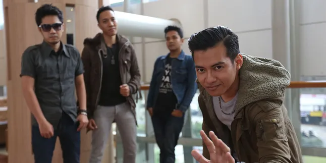 Powerbank, Barang Wajib Bagi Personil Astoria Powerbank, Barang Wajib Bagi Personil Astoria