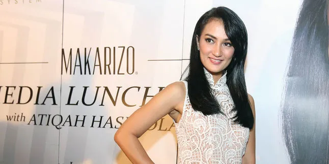 Praktis, Inilah Cara Atiqah Hasiholan Merawat Rambut Panjangnya Praktis, Inilah Cara Atiqah Hasiholan Merawat Rambut Panjangnya