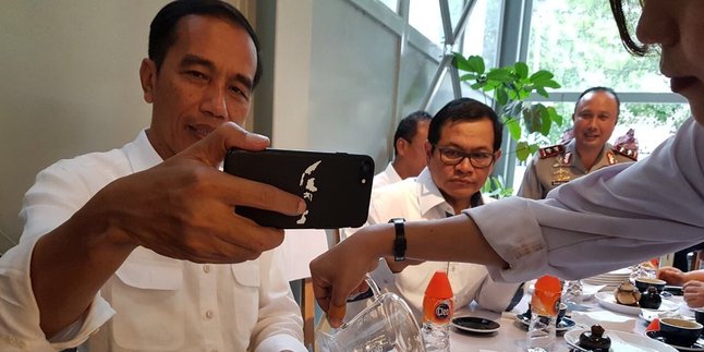 Presiden Jokowi Selfie, Netizen Malah Salah Fokus Sama Casing Handphone