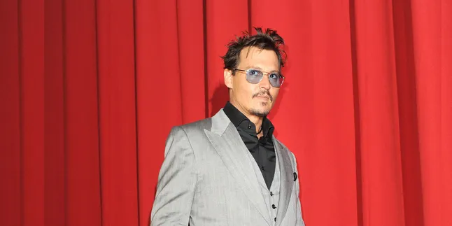 Pria Botak Ini Ternyata Johnny Depp, Percaya? Pria Botak Ini Ternyata Johnny Depp, Percaya?