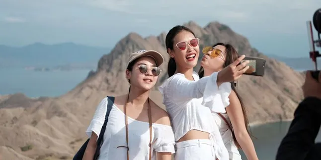 Pria di Antara The Sisters, Siapa Dia?