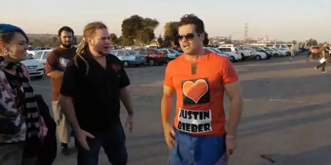 Pria Ini Kenakan Kaos Bieber di Konser Metallica