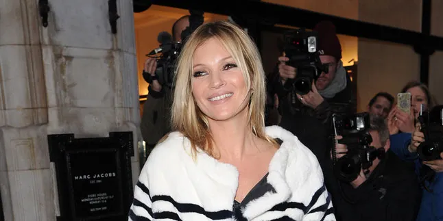 Pria Ini Ketahuan Keluar Dari Rumah Kate Moss, Pacar Baru?