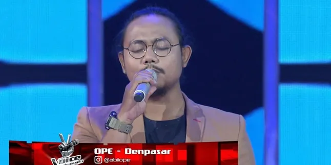 Pria Ini Menangis Haru Direbutkan Coach 'The Voice'