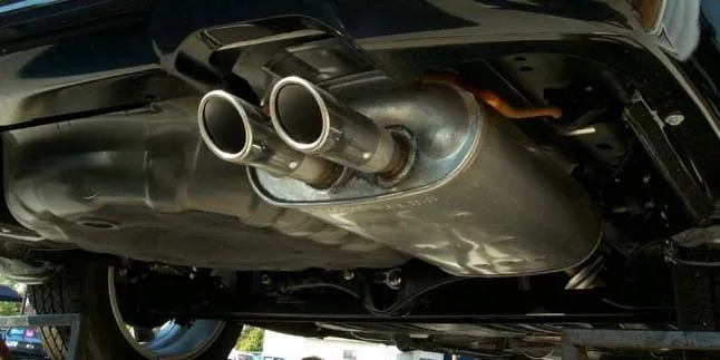 Pria Ini Nekat Tutup Knalpot Mobil Yang Menyala, Ini Akibatnya