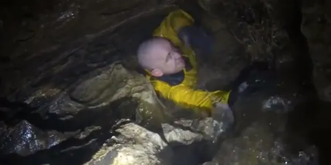 Pria Ini Terjebak di Dalam Gua, Menegangkan!