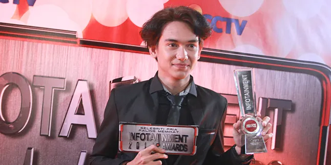 Pria Paling Memikat, Adipati Dolken Sisihkan Ariel Pria Paling Memikat, Adipati Dolken Sisihkan Ariel