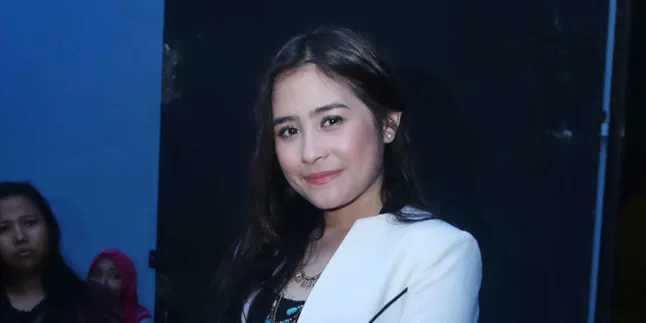 Prilly Latuconsina Buka Surat dan Kado Dari Fans, Apa Aja Isinya? Prilly Latuconsina Buka Surat dan Kado Dari Fans, Apa Aja Isinya?