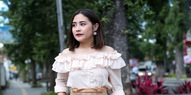 Prilly Latuconsina Nyanyikan Lagu Untuk Peter Cs di Malam Hari