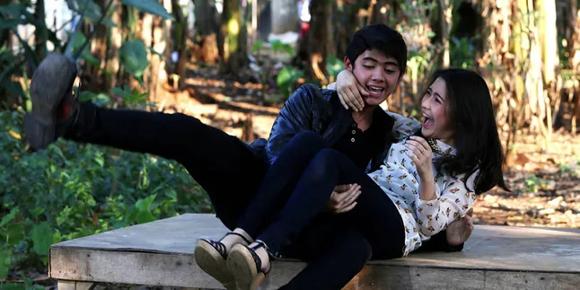Prilly Tertantang Untuk Bermesraan Dengan Aliando Prilly Tertantang Untuk Bermesraan Dengan Aliando