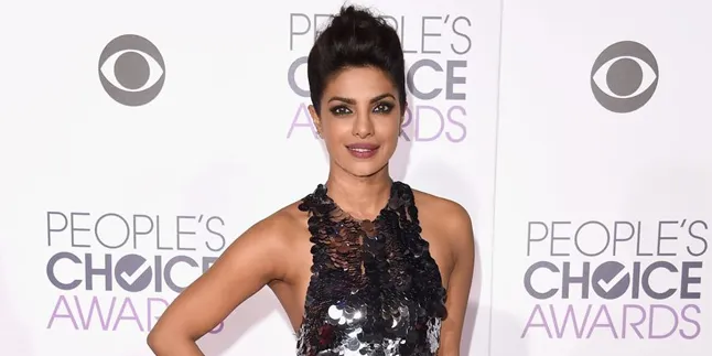 Priyanka Chopra Main 'BAYWATCH' Bareng The Rock & Zack Efron? Priyanka Chopra Main 'BAYWATCH' Bareng The Rock & Zack Efron?