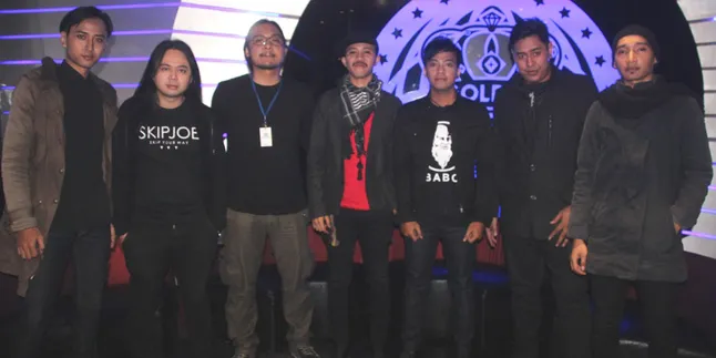 Produseri Band, Stevi Item Anti Mengekor Andra and The Backbone